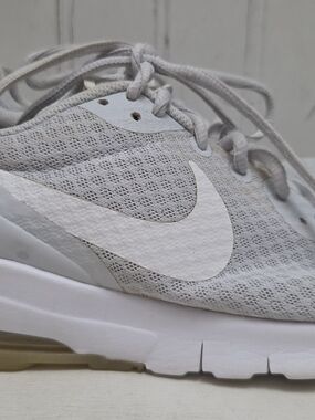 Nike Air Max Motion LW Women's 8.5 Gray White Athletic/Running Shoe